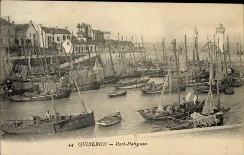 Ak Quiberon Morbihan, Hafenansicht mit Schiffen, Wohnhäusern im Hintergrund, Leuchtturm