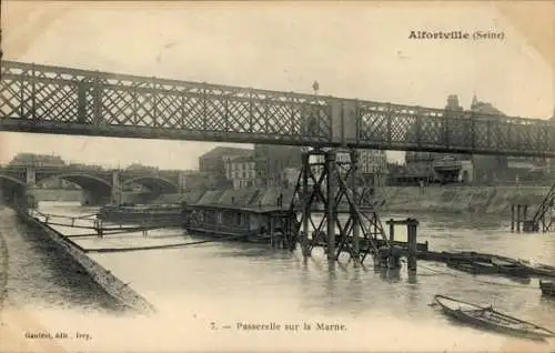 Ak Alfortville Val de Marne, Passerelle über die Marne,  Brücke, Stadtansicht, Schwarz-Weiß