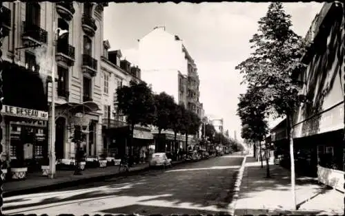 Ak Vichy Allier, Strasse mit Bäumen, Geschäfte, Autos,  Architektur