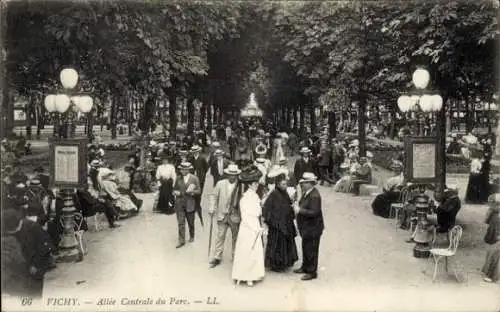 Ak Vichy Allier,  Allee Centrale du Parc, Menschen, Bäume, Laternen