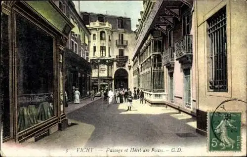 Ak Vichy Allier,  Passage et Hôtel des Postes, Stadtansicht, farbenfroh, Menschen