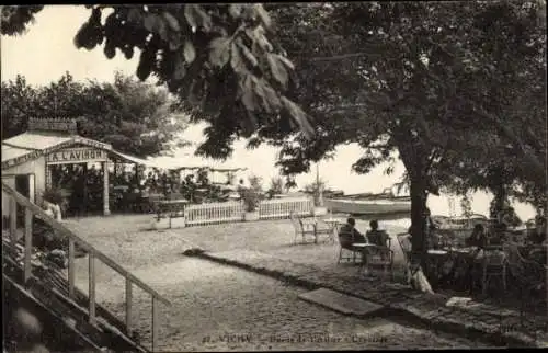 Ak Vichy Allier, Restaurant A L'AVIRON, Terrasse am Fluss, Bäume, Tische und Stühle