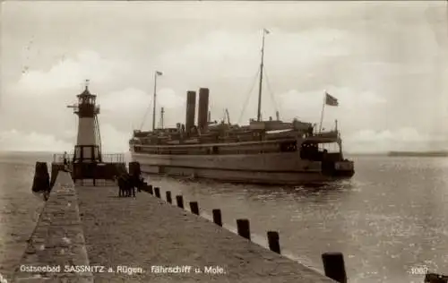 Ak Sassnitz auf Rügen, Ostseebad Sassnitz, Fährschiff, Mole
