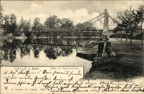 Ak Halle an der Saale, Saale mit Peissnitzbrücke, zwei Personen am Ufer, Boote im Wasser