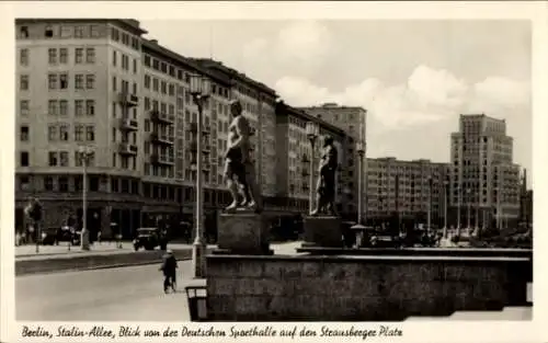 Ak Berlin Friedrichshain, Stalinallee, Blick von der Deutschen Sporthalle
