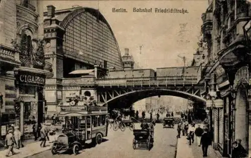 Ak Berlin Friedrichshain, Bahnhof Friedrichstraße,  Straßenansicht, Straßenbahn