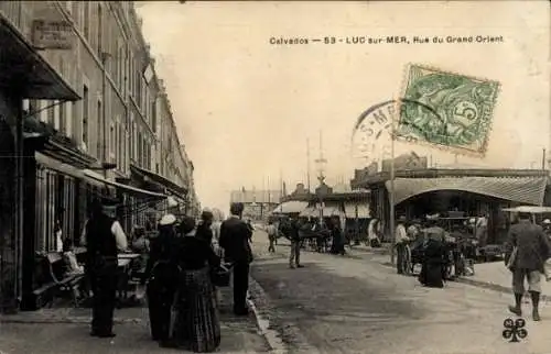 Ak Luc sur Mer Calvados, Straße mit Gebäuden, Menschen, Pferdefuhrwerken, Schirme