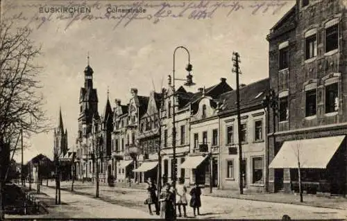 Ak Euskirchen Nordrhein Westfalen, Fassade von Altbauten, Straße mit Laternen, Menschen auf der S