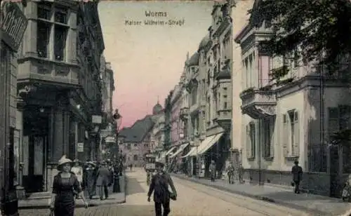 Ak Worms am Rhein, Straße in  Kaiser Wilhelm-Straße,  Gebäude, Menschen auf der Straße