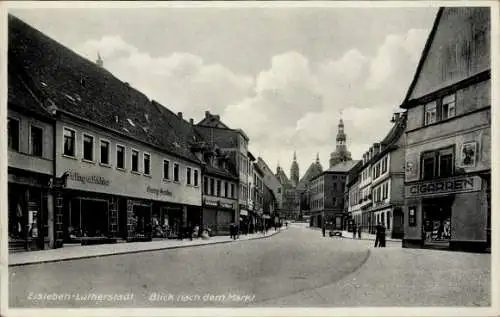 Ak Lutherstadt Eisleben in Sachsen Anhalt, Blick nach dem Markt, Glockenturm