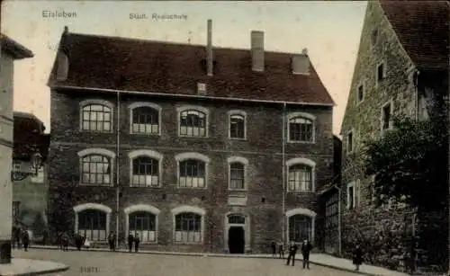 Ak Lutherstadt Eisleben, Städt. Realschule,   Architektur, Menschen auf der Straße