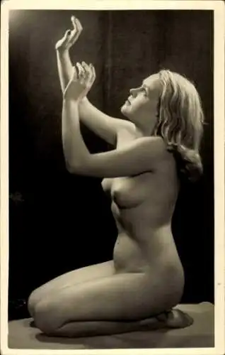 Foto Ak Frauenakt, knieend, erhobene Arme