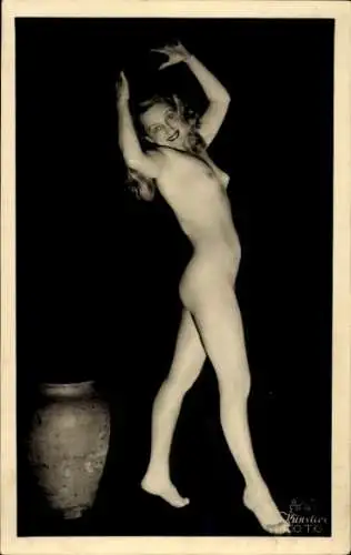 Foto Ak Frauenakt, stehend, erhobene Arme