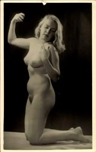 Foto Ak Frauenakt, knieend, erhobene Arme