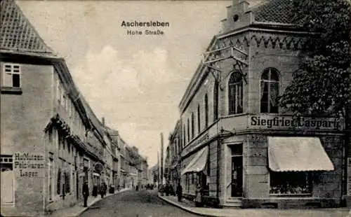 Ak Aschersleben im Salzlandkreis,  Hohe Straße, Geschäft, schwarz-weiß,  Ansicht