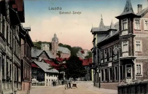 Ak Lauscha in Thüringen ,  Bahnhofstraße,  Architektur, malerische Landschaft