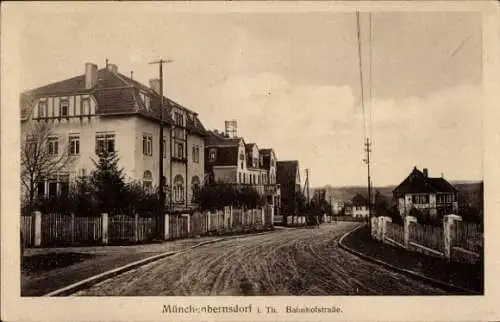 Ak Münchenbernsdorf in Thüringen, Schöne Straßenansicht, Mehrfamilienhäuser, ländliche Umgebung