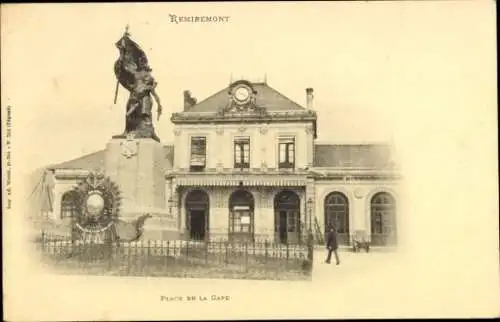 Ak Remiremont Lothringen Vosges, Platz mit Statue, Bahnhofsgebäude, s Monument