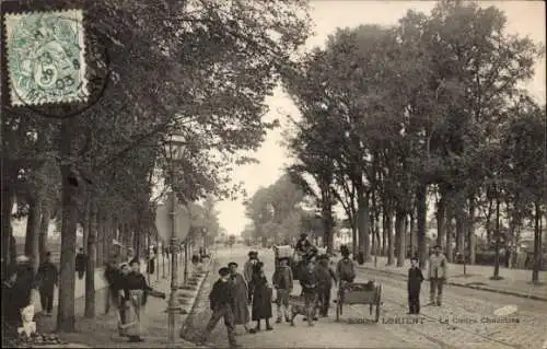 Ak Lorient Morbihan, Landschaft in  Bäume, Straße, Menschen, Karren auf Schienen