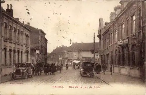 Ak Halluin Nord, Straßenansicht, Bas de la rue de Lille, alte Gebäude, Autos, Menschen