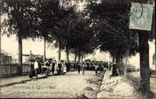 Ak Saint Mihiel Meuse, Ankunft junger Soldaten am Bahnhof