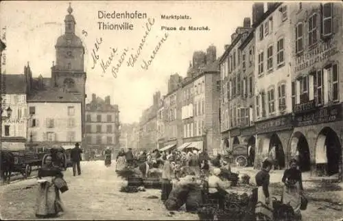 Ak Thionville Diedenhofen Lothringen Moselle, Marktplatz,  viele Marktstände,  Gebäude