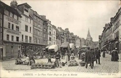 Ak Lisieux Calvados, Marktszene, Platz Victor-Hugo, Händler, Stände, Marktbesucher,  Gebäude