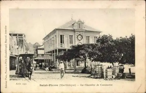 Ak Saint Pierre Martinique, Historisches Gebäude, Uhr, Straßenbahn, Menschen, Bäume