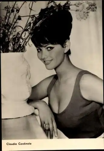 Ak Schauspielerin Claudia Cardinale, Portrait, Drei Ausländerinnen in Rom, Bubes Mädchen