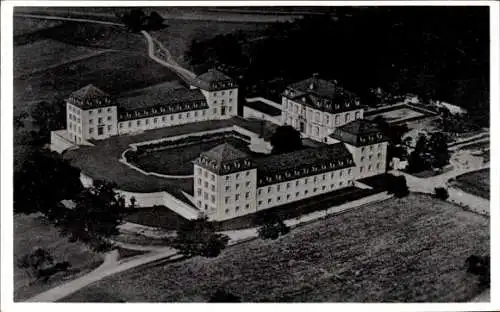 Ak Weilburg an der Lahn Hessen, Luftaufnahme eines Gebäudekomplexes, umgeben von Bäumen, Landscha
