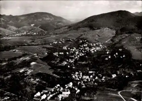 Ak Bühl in Baden Schwarzwald, Luftaufnahme eines Weinorts, Weinberge, zahlreiche Häuser, Berge im