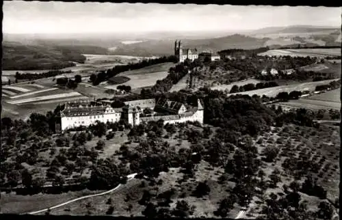 Ak Ellwangen Jagst in Baden Württemberg, Fliegeraufnahme vom Schloss mit Schönenberg