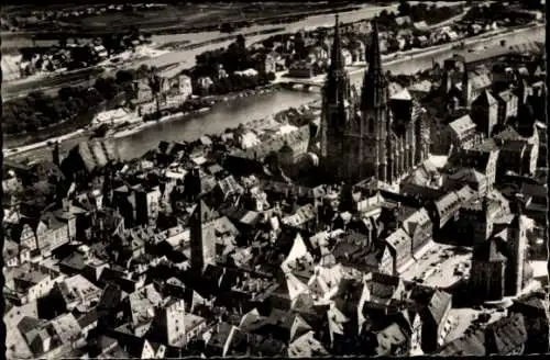 Ak Regensburg an der Donau Oberpfalz, Luftaufnahme von  Donau, gotische Kathedrale, Altstadt