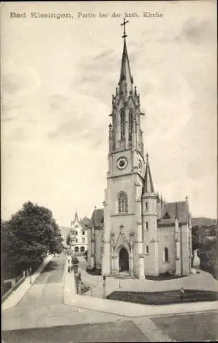 Ak Bad Kissingen Unterfranken Bayern, Katholische Kirche,  Architektur, Parkanlage, Spaziergänger