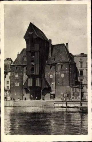 Ak Gdańsk Danzig, Schwarzes und weißes Bild von einem einzigartigen Gebäude, Wasser im Vordergrun