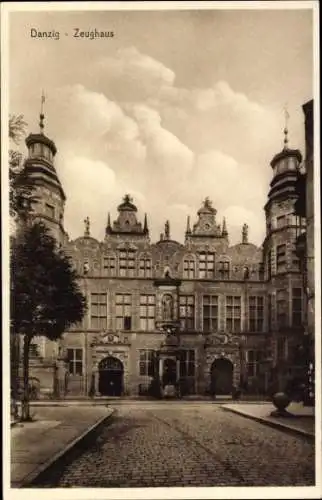 Ak Gdańsk Danzig, Danzig - Zeughaus,  Architektur, Wolken am Himmel
