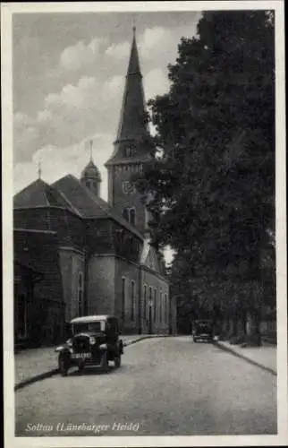 Ak Soltau Lüneburger Heide Niedersachsen, Kirche, Straßenansicht, alte Autos, Baumreihe