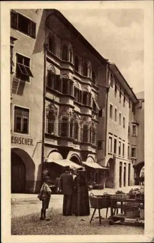 Ak Brixen Bressanone Südtirol, Blick auf s Gebäude, Marktstand, drei Personen, nostalgischer Stil