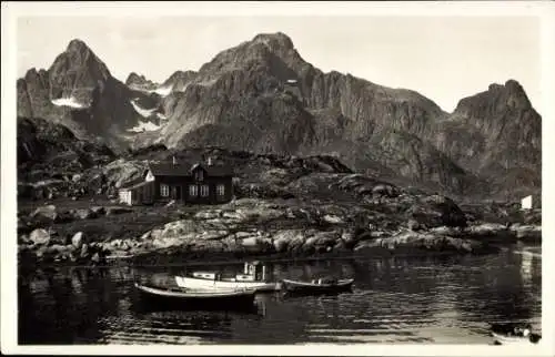 Ak Henningsvaer Lofoten Norwegen, Berglandschaft, traditionelle Hütte, Boote im Wasser
