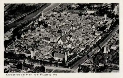 Ak Ochsenfurt am Main Unterfranken, Luftaufnahme von Ochsenfurt, Stadtansicht, Fluss im Bild