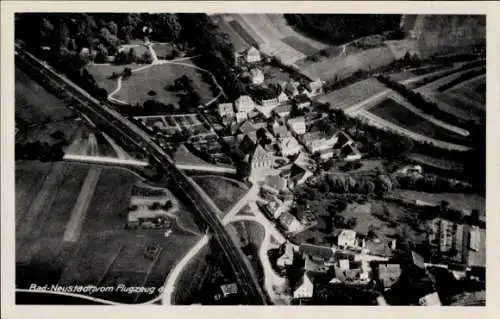 Ak Bad Neustadt an der Saale Unterfranken, Luftaufnahme von  idyllische Landschaft, Wohnhäuser, S