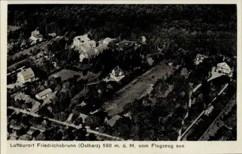 Ak Friedrichsbrunn Thale im Harz, Luftkurort  Luftaufnahme, Wald, Häuser, Höhenlage