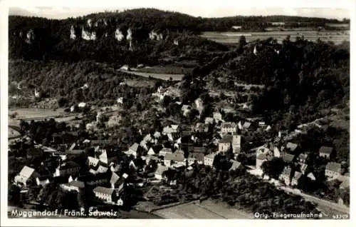 Ak Muggendorf Wiesenttal Fränkische Schweiz, Luftbildaufnahme von Muggendorf, Häuseransicht, länd