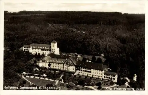 Ak Donaustauf am Bayerischen Wald Oberpfalz, Heilstätte, Gesamtansicht, Wald, Fliegeraufnahme 22365