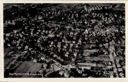 Ak Bad Pyrmont in Niedersachsen, Luftaufnahme, Stadtansicht, Häuser, Bäume, Straßen