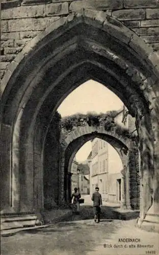 Ak Andernach am Rhein, Blick durch das alte Römertor