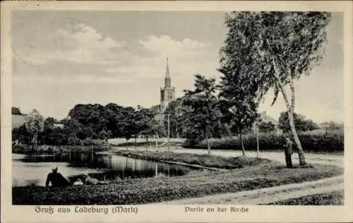Ak Ladeburg Bernau bei Berlin, Uferpartie mit Blick zur Kirche