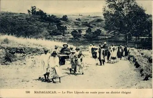 Ak Madagaskar Madagascar, Père Lbande, Wanderung, ländliche Szene, Gruppe von Menschen