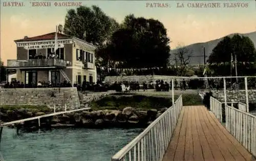 Ak Patras Griechenland, Haus am Wasser, Menschenmenge, Balkon, festliche Dekorationen