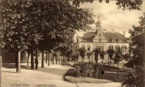 Ak Kempen am Niederrhein,  Rhld., Partie am Postamt, Parklandschaft,  Architektur